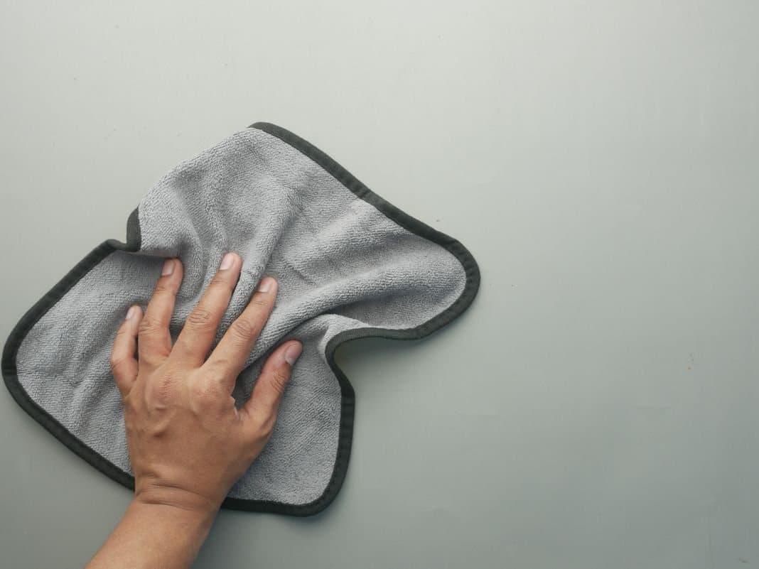 Geste technique sur fond clair — méthode sans eau