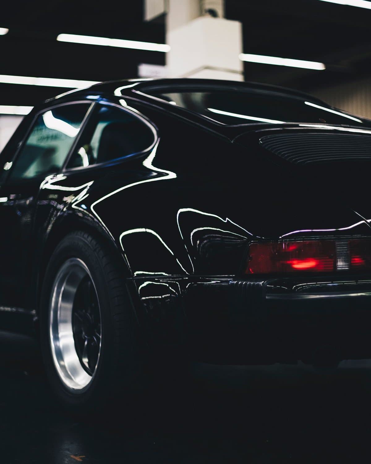 Carrosserie noire aux reflets nets, lavée sans eau
