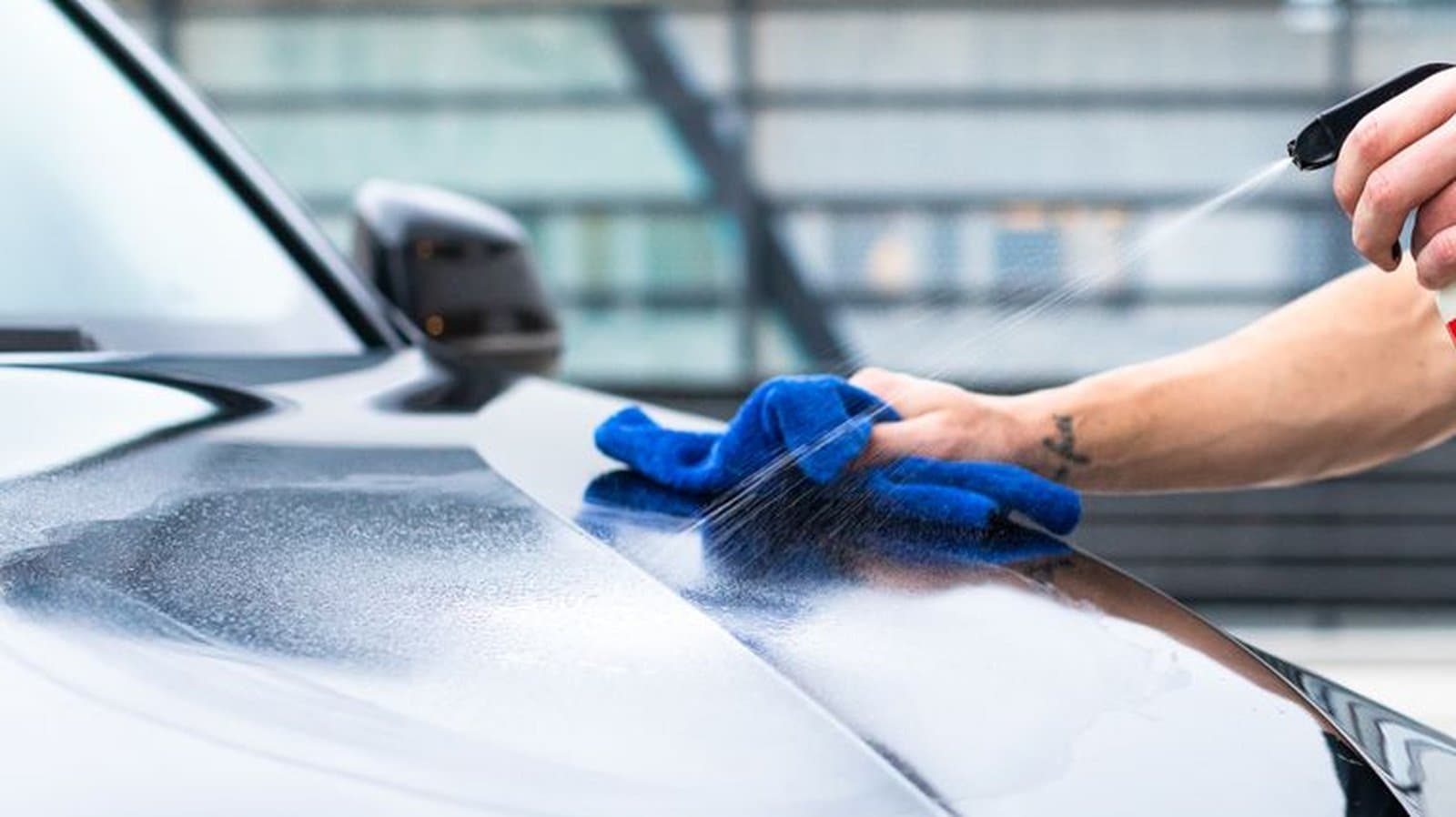 Opérateur en tenue professionnelle sur un parking d'entreprise